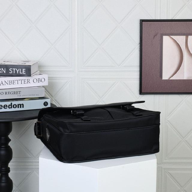 大号手袋取材柔软棉质帆布，演绎品牌经典手袋的放大版本