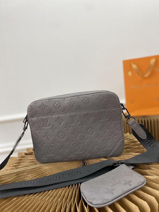 单肩斜跨女包 可手提斜挎包，Ss21 Fendi Baguette强势回归