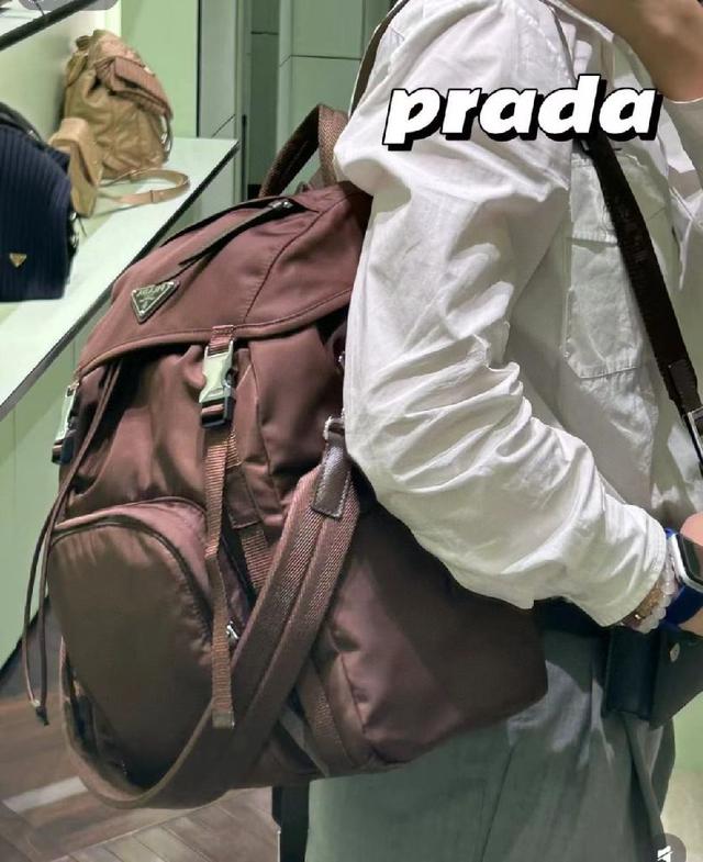 可拆卸短肩带，翻盖和侧面有拉链口袋金属硬件