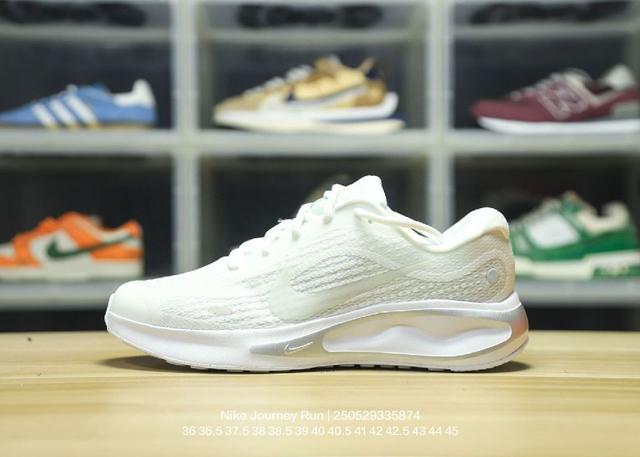 Nike/耐克 升级原楦原纸版开发版型，采用科技织法轻盈织物