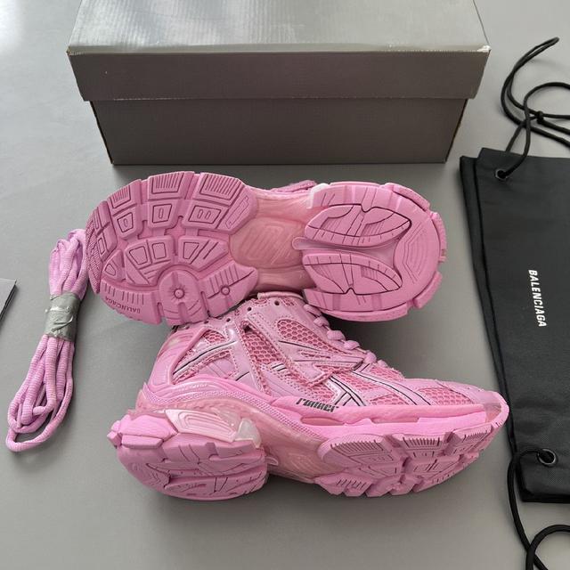 巴黎世家-Runner、是通过溢胶、做旧、缝线等细节，