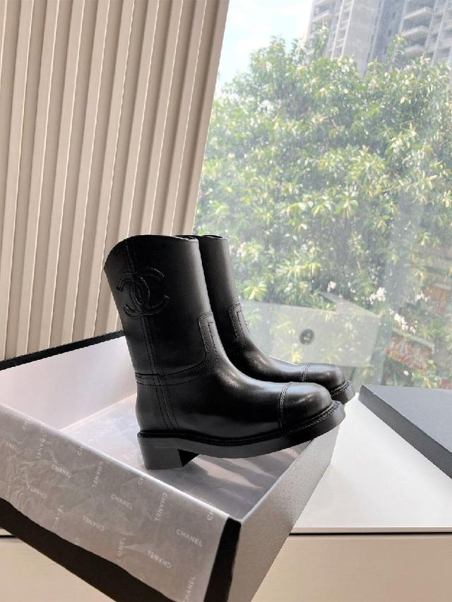 母骑士靴这款骑士靴真的是帅气时尚的