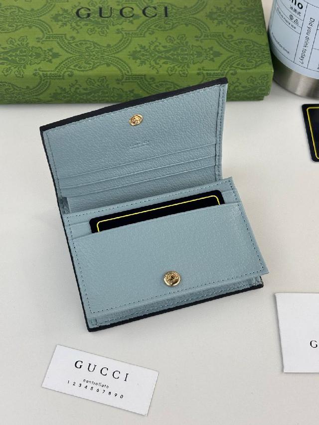 采用GG Supreme高级PVC面料 配以标志性双G 五金唛头