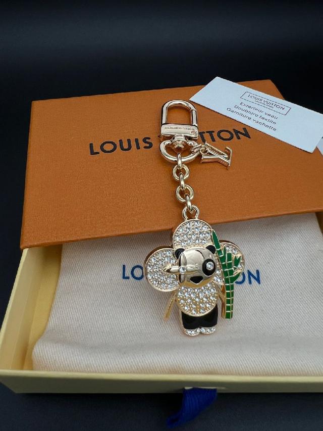 金色链条，彩色花朵吊坠，水晶装饰，细节精致