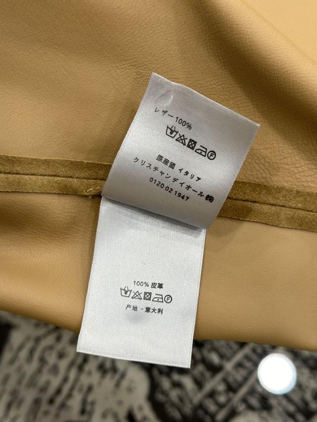 ⚠️翻领衬衫式工装版型，胸前口袋品牌刺绣标识，定制金属四合扣，