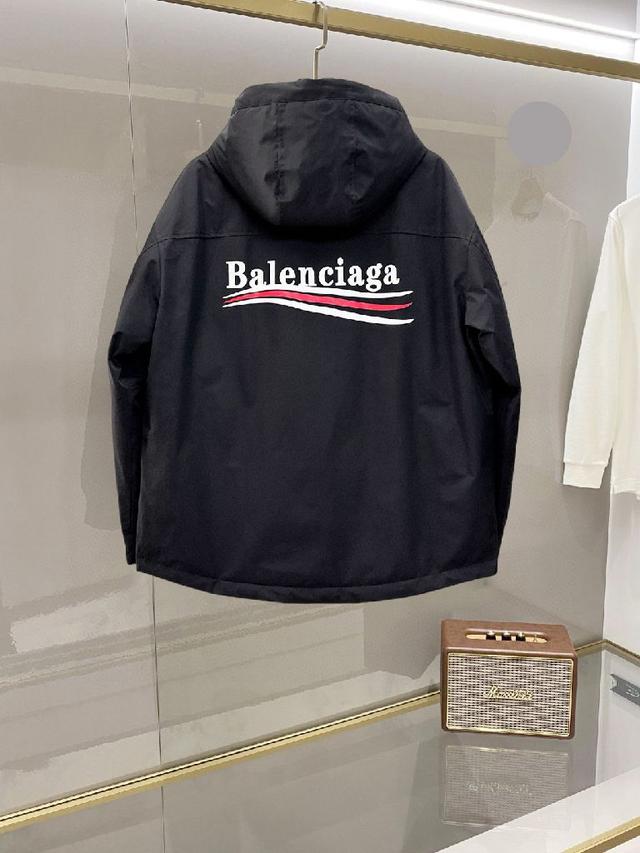 全部90绒的。带着经典的Logo组合搭配，第一眼看到就是满