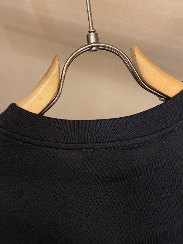 都市风十足 采用精纺纯棉面料手感软糯干爽，上身效果挺括有型。