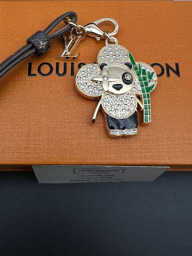 金色链条，彩色花朵吊坠，水晶装饰，细节精致