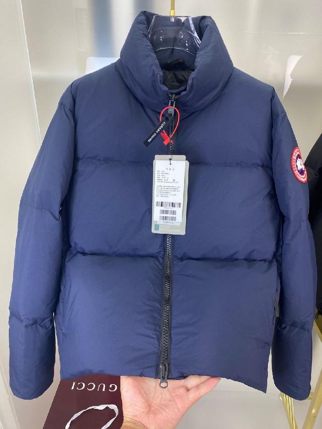 简约又高级	。高品质羽绒填充，保暖力