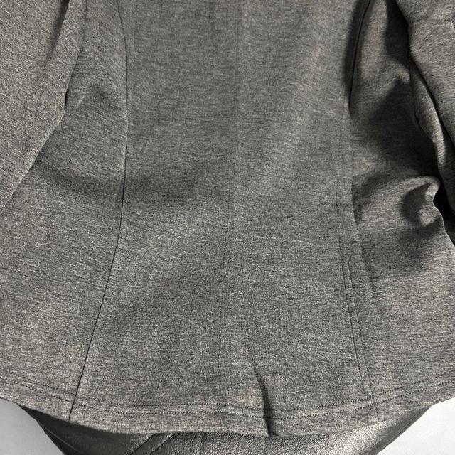 衣摆拼接弹力罗纹加上弹力收腰设计 瞬间勾勒出腰线显得利落干练