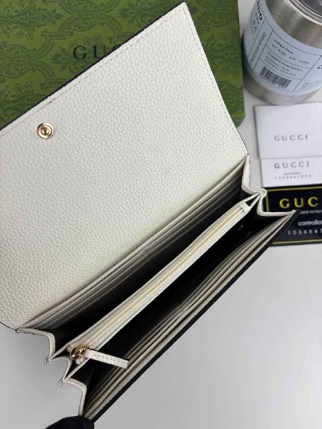 配以经典双G五金，新的式样和轮廓托的新作登场了。结构形状