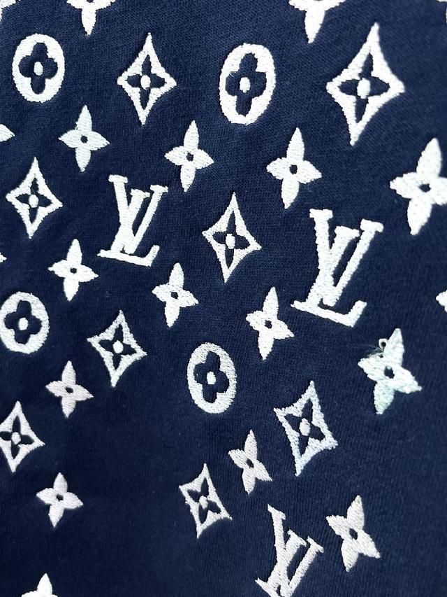 双坎肩做法使整件衣服更加有立体感觉，