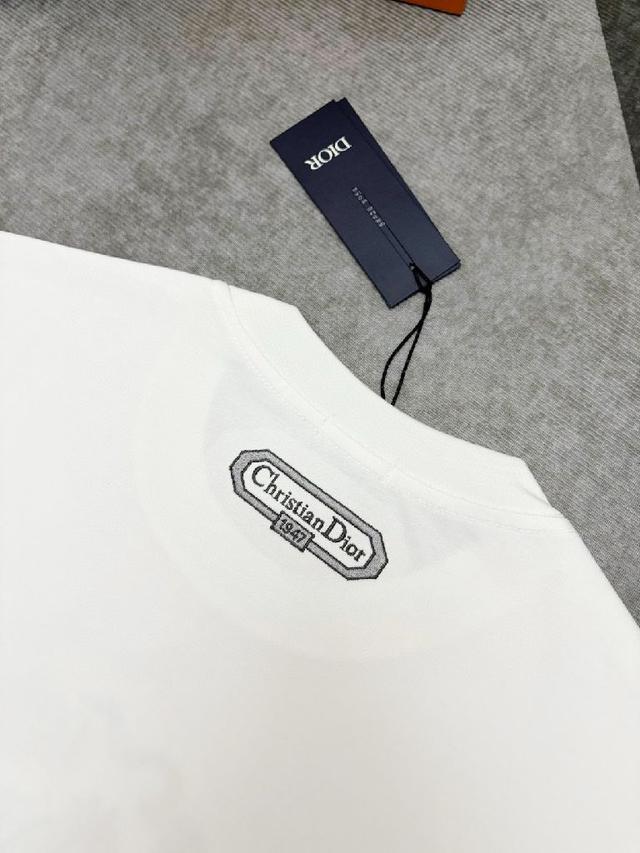 高支高密300克双纱纯棉面料，整体的触感舒适，亲肤效果也是极佳。且版型