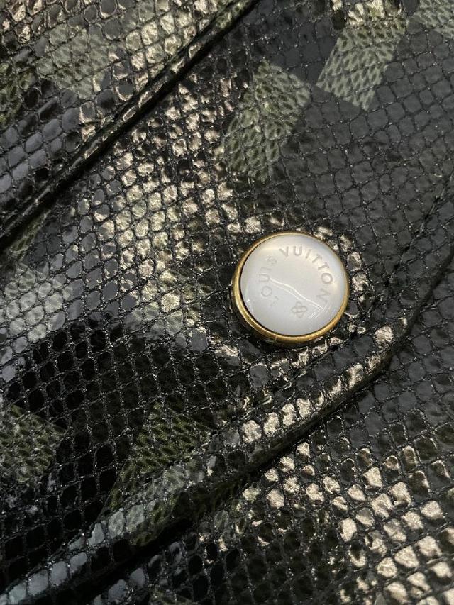 男生穿它，搭牛仔裤是随性的酷感，配深色西裤又能穿出雅痞的精致，