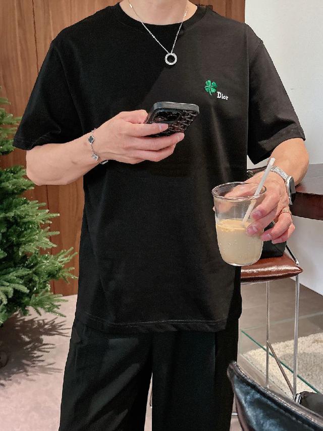 艺术化Logo：将LOEWE标志性Anagram回纹与单眼三角形