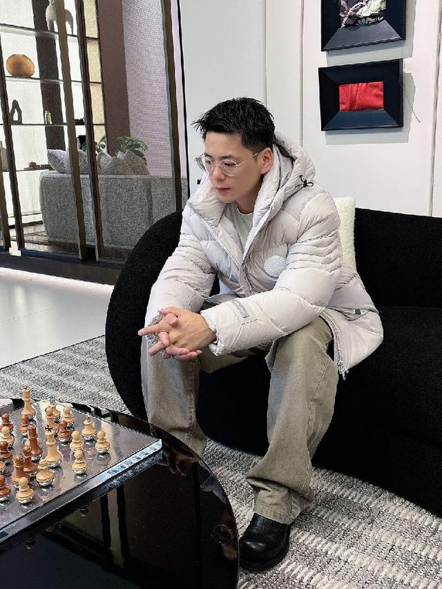 Moncler的品牌精髓。此短款羽绒夹克演绎鲜明廓形，