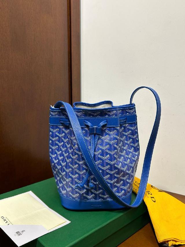新款Petit Flot水桶包面料采用以亚麻，大麻纤维和棉