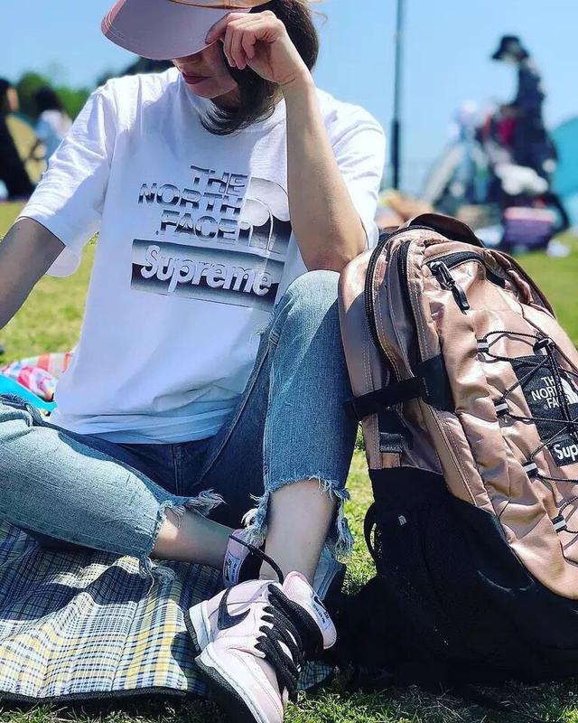 Supreme18SS 联名双肩包，旅行包