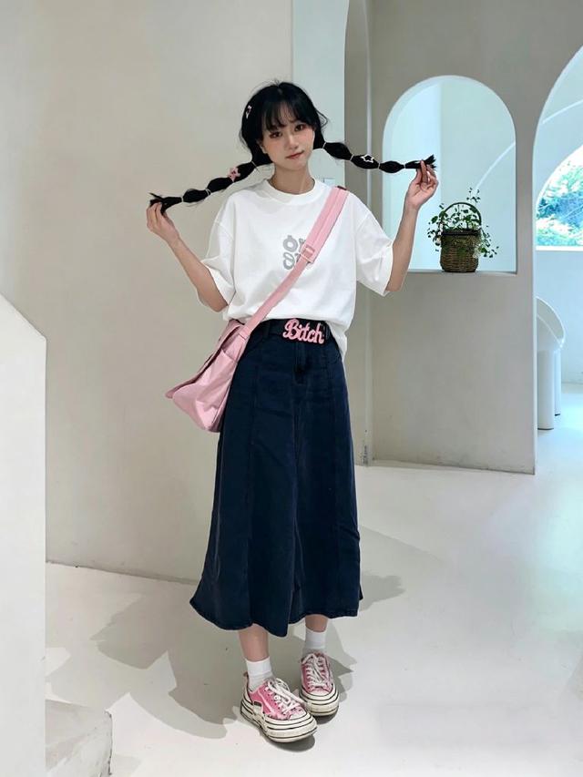高品质简约高级感的日常优选。做旧磨边领口自带随性氛围，正面立体压印品牌标识