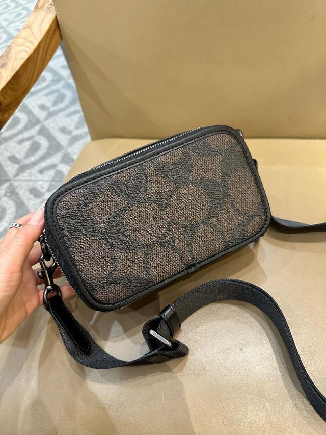 Y家新款精细粒面皮革托特包！同色系绒面革全衬里设计~