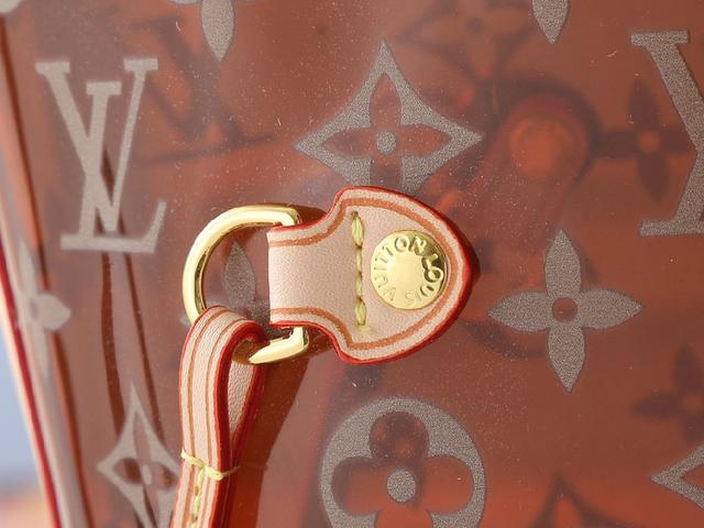 Monogram 帆布勾勒牛皮革饰边，于宽敞构型融入缤纷织物内衬。