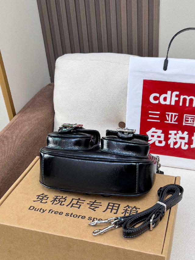 可拆卸长短带，一眼心动的高颜值，突破了以往的风格