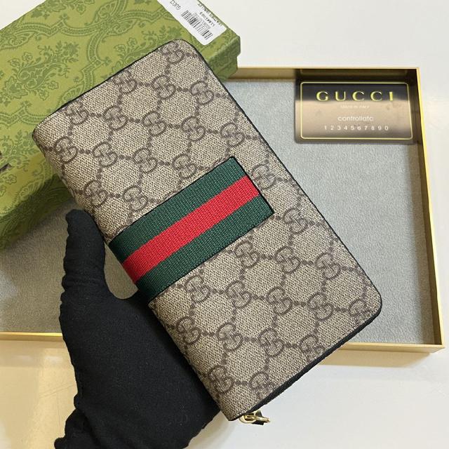 🇮🇹 Gucci最具辨识性的两种标志 — GG图案和织带精心搭配制