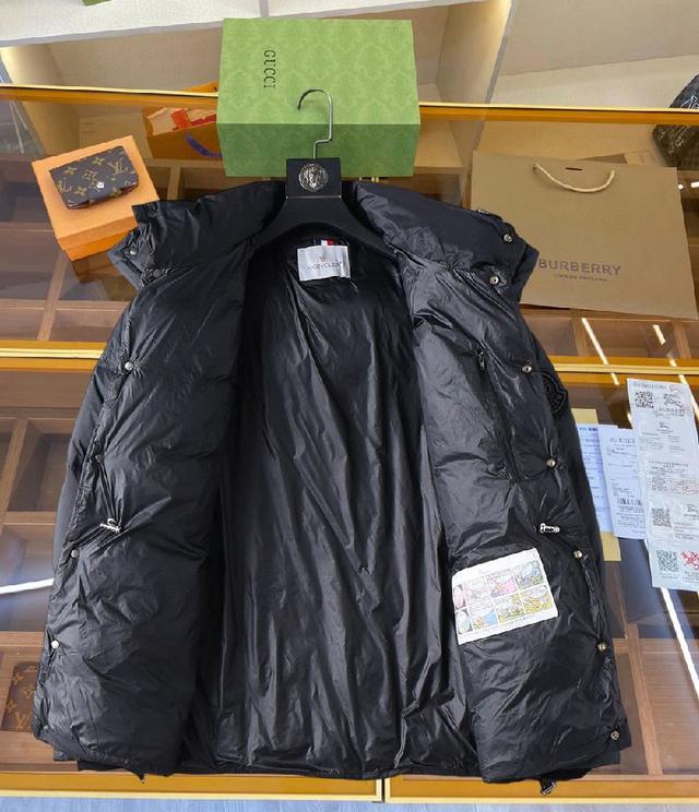 新款羽绒服。这款号称羽绒服届最贵的，全部90绒的