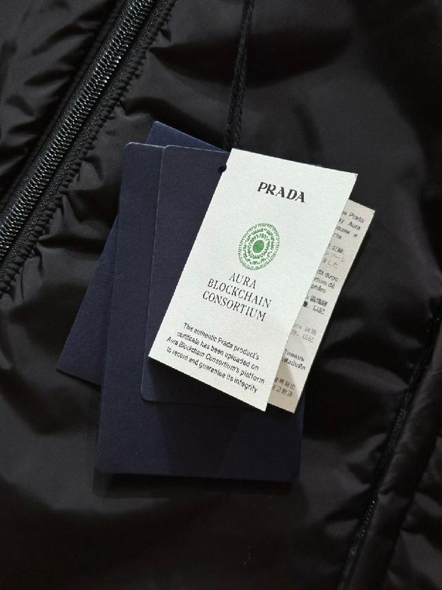 这款Vezere短款羽绒夹克是基础款保暖单品，彰显Moncler的风格特色