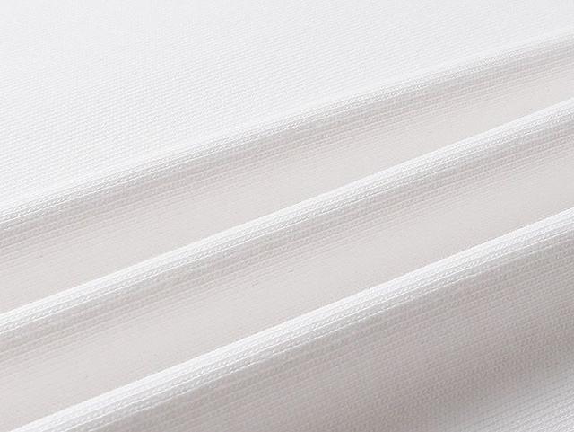 色加上马衔扣字母刺绣，定织纯棉双纱260克面料，舒适透气不易变形