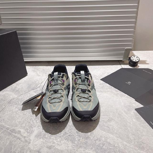 ‬磨网‮防⁠砂‬‎‮布‬‎，能‮止⁠沙‬‎‮石⁠防‬‎进‮鞋⁠入‬‎‮内‬‎，同时备‮具‬‎良