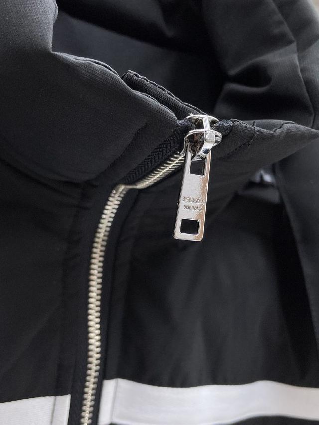 官网款2025秋冬新款羽绒服。这款号称羽绒服届最高端的