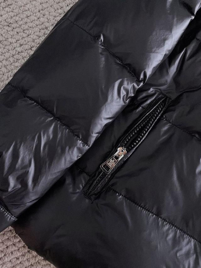 新款羽绒服。这款号称羽绒服届最贵的，全部90绒的