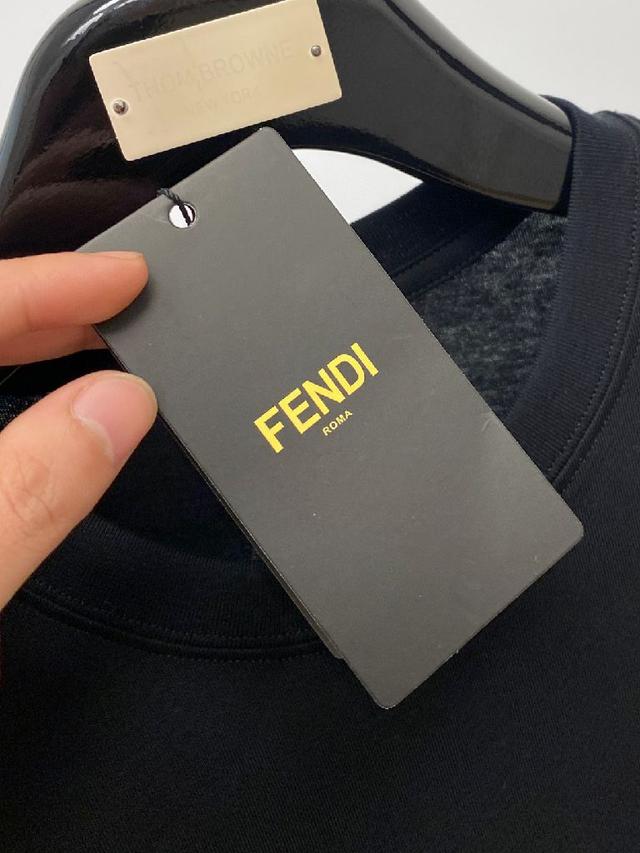 新品短袖T恤，帅气时尚，胸前图案字母logo，简约百搭款