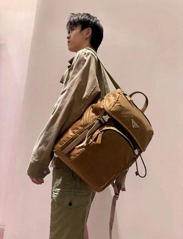 多个口袋和科技材质加衬背面颇具设计特色。经典中的新款，
