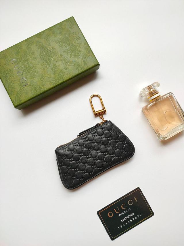 搭配精致原工厂古铜双G五金灵活别致的勾扣，小巧玲珑，大大作用