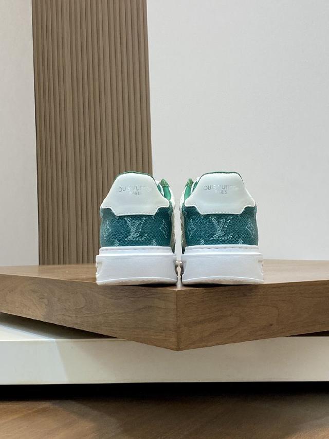 新品男士高端休闲运动鞋，选用进口头层牛皮丝印品