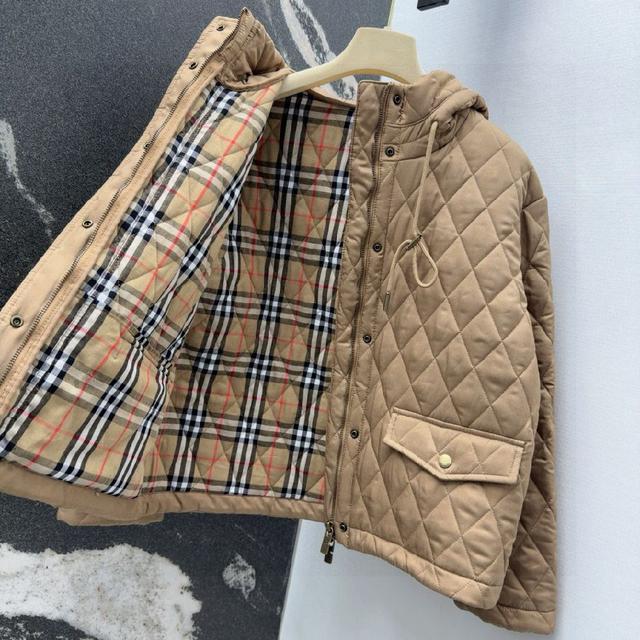 里面穿卫衣或者TEE都好看 这件棉衣首先很英伦 的确也是英国的牌子