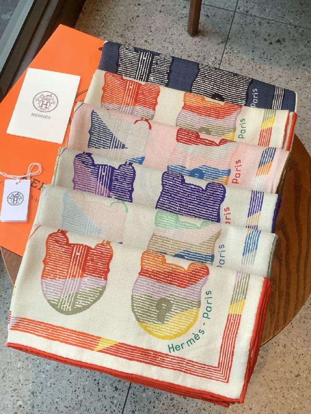 手工卷边羊绒和真丝混纺披肩（70%羊绒，30%桑蚕丝）