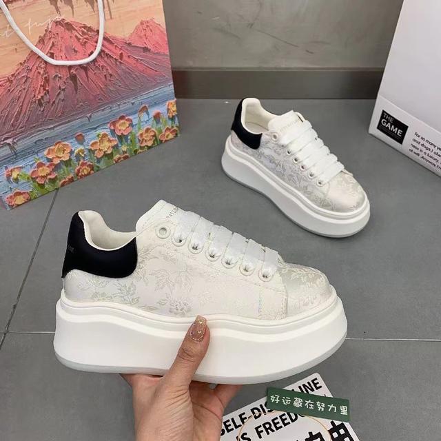 2024新款中國風刺繡厚底增高小白鞋(預購)