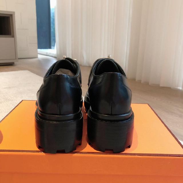 标志性的双C元素与幸运的四叶草巧妙结合，链条的装饰为靴子增添了一份随性