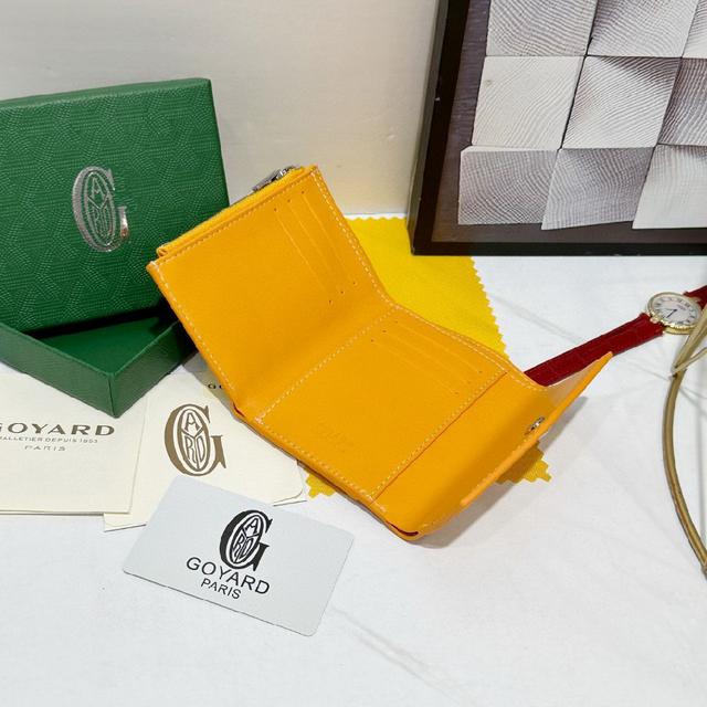 钱包轻便小巧，可三折打开，可容纳 7 张卡片、纸币