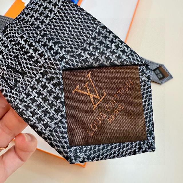 为各款商务造型和正装造型增添优雅色调，赠礼的周到之选。