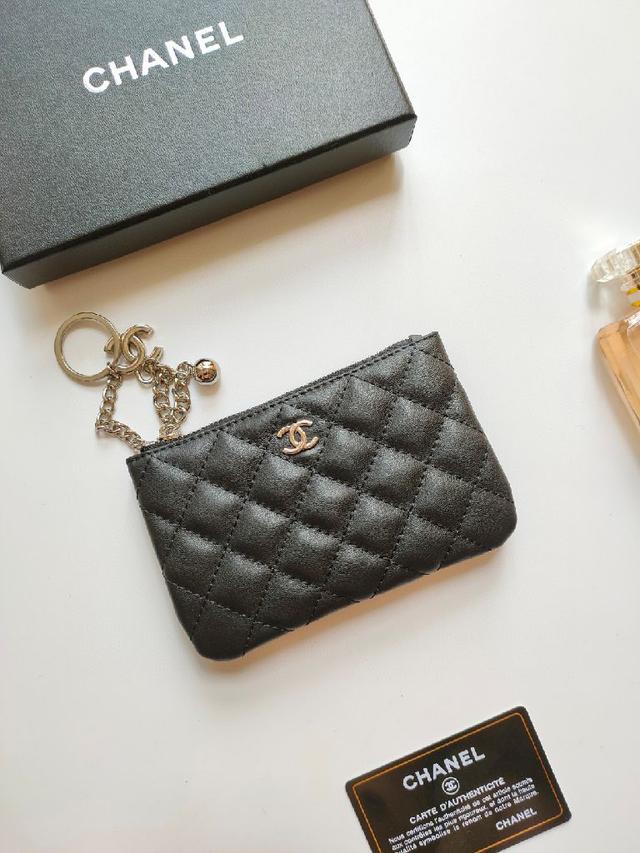 新款吊坠零钱包💦款号A50168顶级皮料五金，山茶花纹路