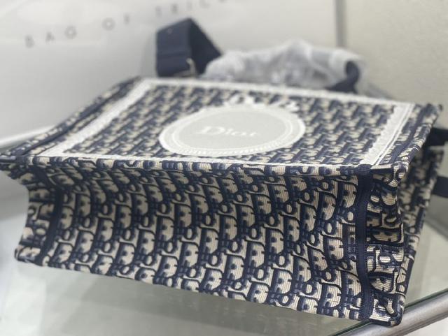 在Jonathan Anderson上任后的首场迪奥Dior男装大秀中，