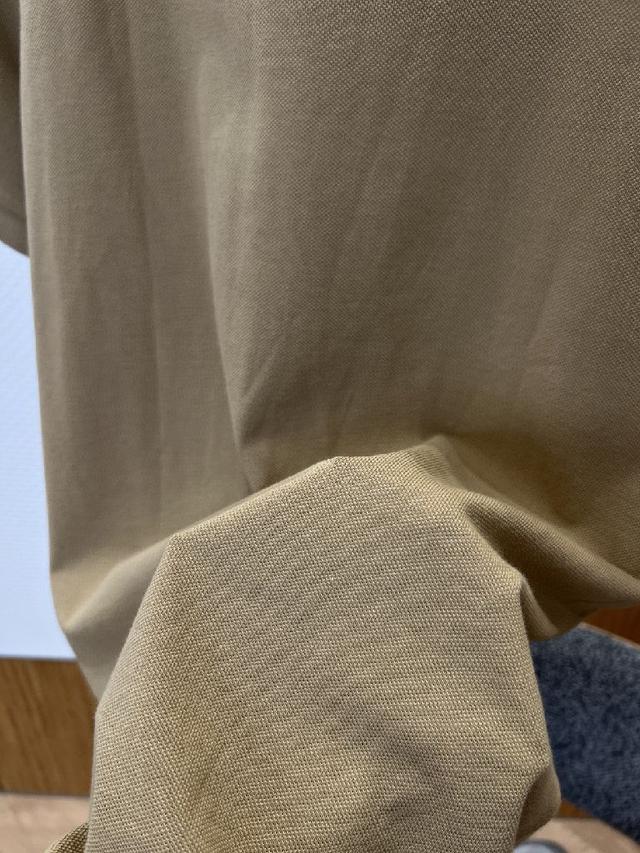 贴合手臂线条，不易变形卷边，细节处彰显品质；左胸处绣有品牌标志性小马刺绣，针脚细密精致