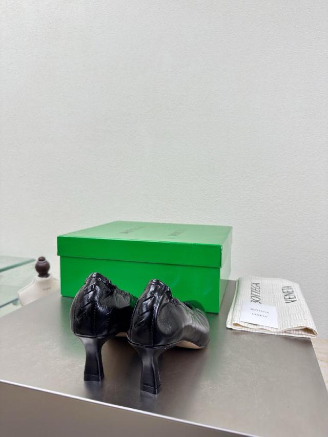 大底选用意大利真皮大底 运用轻染工艺 对标对版