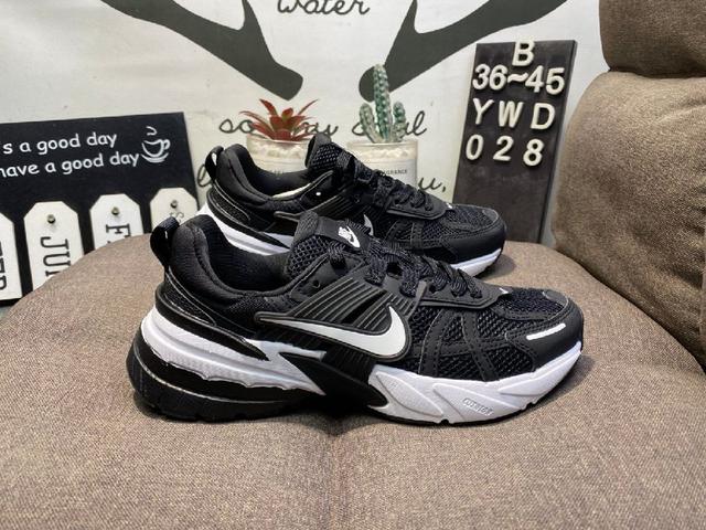 博肯Birkenstock 勃肯半拖系列克罗心双扣金属扣设计