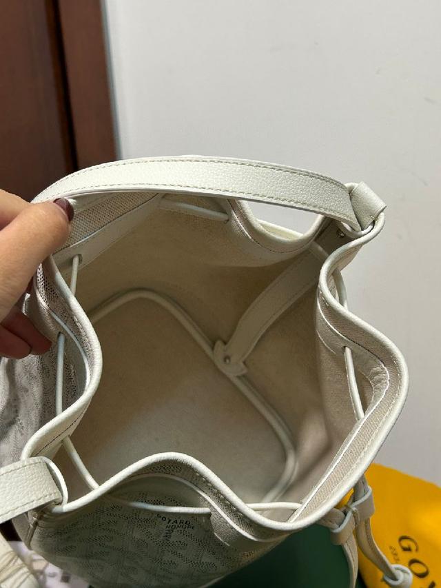 新款Petit Flot水桶包面料采用以亚麻，大麻纤维和棉为
