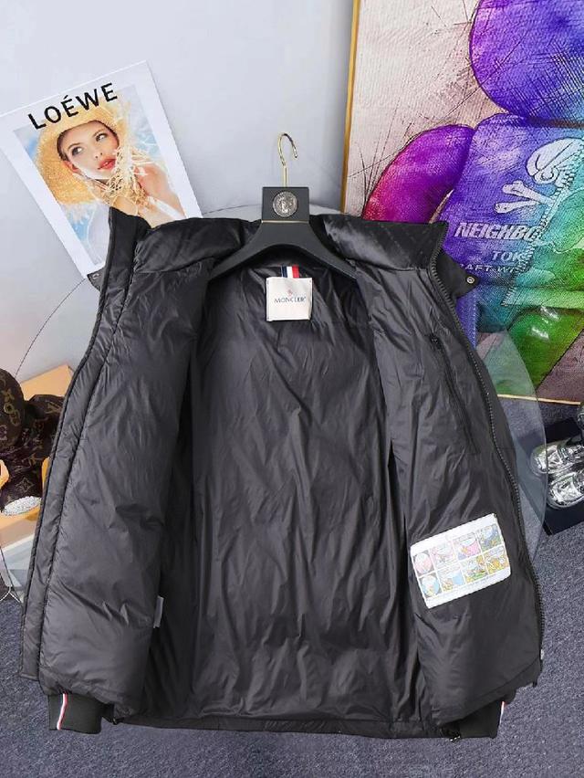 全部90绒的。带着经典的Logo组合搭配，第一眼看